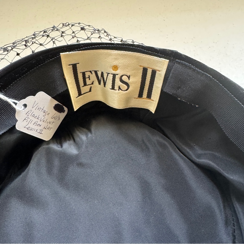 Black Velvet Pillbox Hat with Veil Vintage 60s Lewis II - Picture 9 of 12